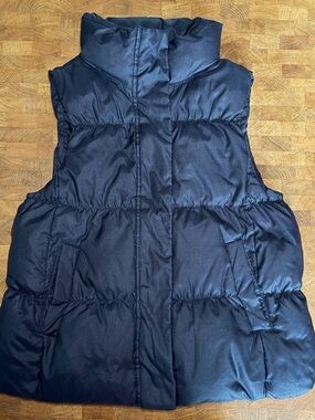 GAP Black Quilted Puffer Vest Women’s size Large